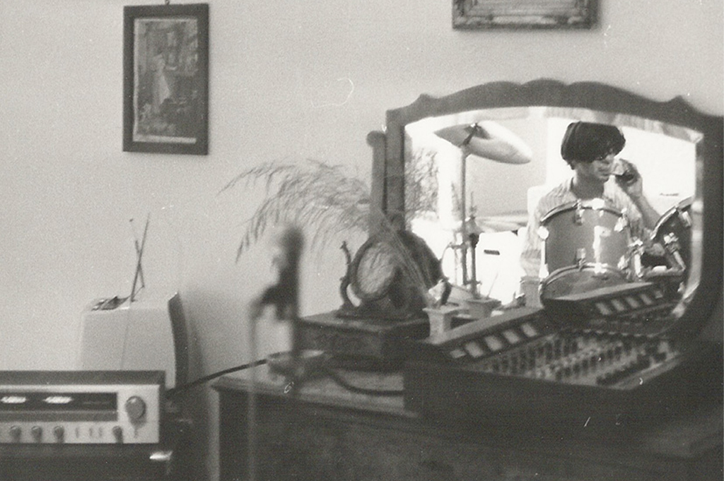 young Slash practicing guitar in his mother's basement, 1983 : r